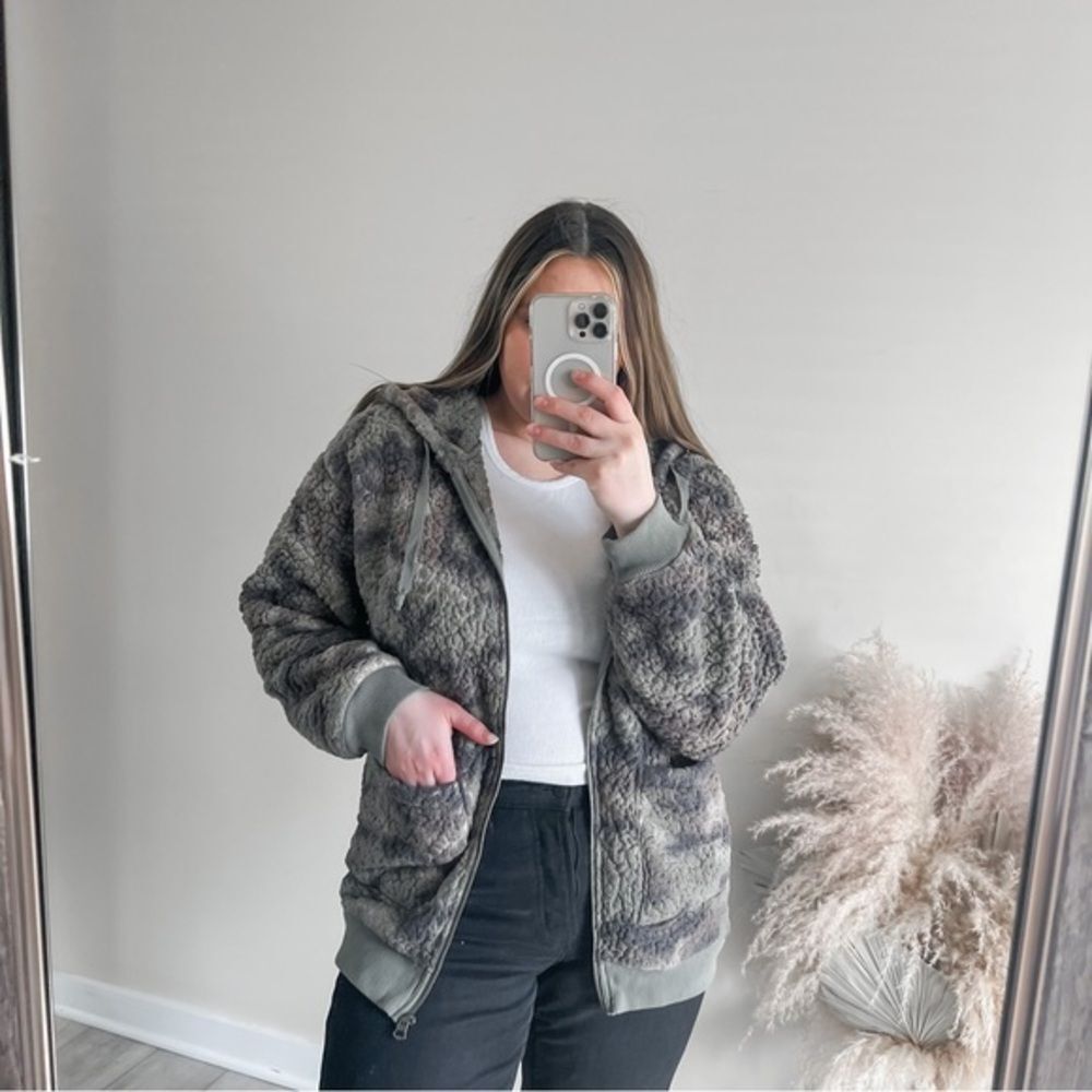 American Eagle camo Sherpa zip up jacket